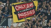 Suporter Partizan dengan banner rasisnya (Dailymail)