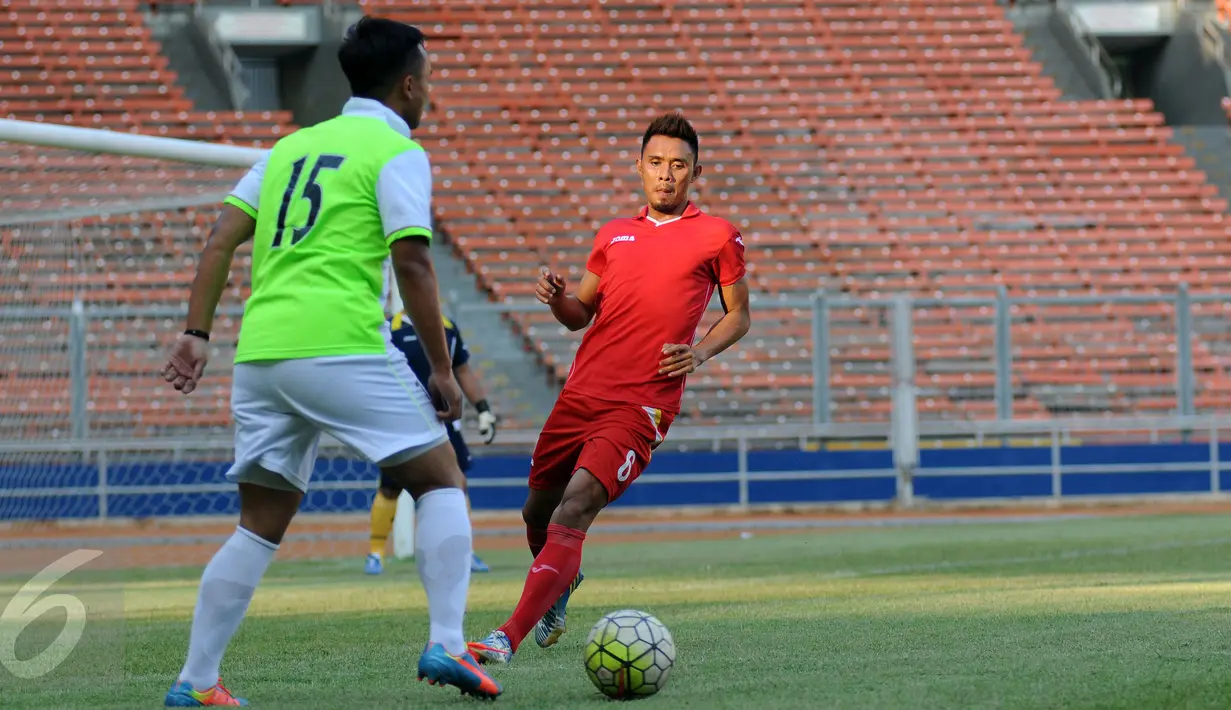 Pesepakbola klub Sriwijaya FC, Maman Abdurrahman (kanan) berusaha menahan pergerakan lawannya saat berlatih di Stadion GBK Jakarta, Rabu (29/7/2015). Latihan ini untuk mengisi kekosongan kompetisi pasca pembekuan PSSI. (Liputan6.com/Helmi Fithriansyah)