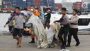 Petugas mengangkat barang property pesawat Lion Air PK-LQP JT 610 di Pelabuhan JICT 2, Jakarta, Senin (5/11). Sejumlah barang ditemukan petugas gabungan dalam operasi pencarian. (Liputan6.com/Helmi Fithriansyah)