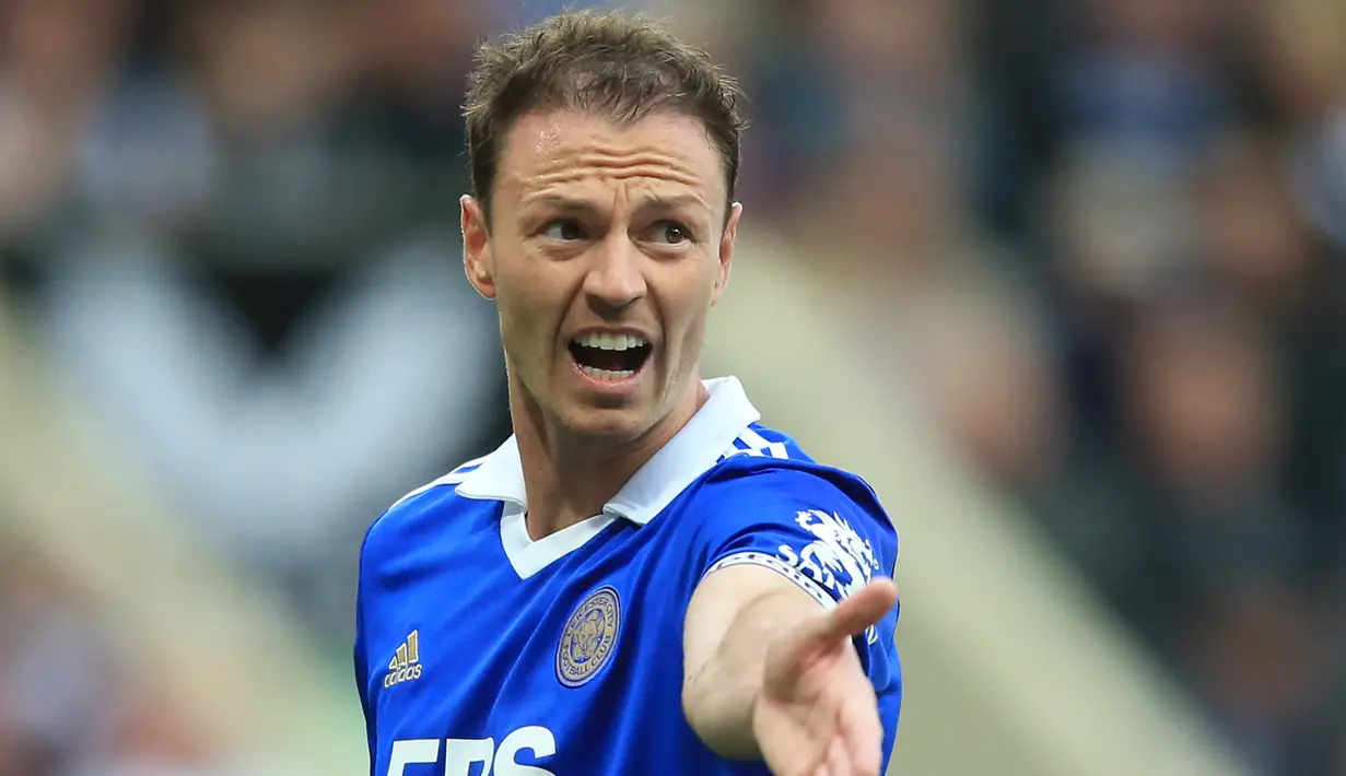 Bek Leicester City, Jonny Evans saat menghadapi Newcastle United pada laga Liga Inggris 2022/2023 di St James' Park, Newcastle (22/5/2023). Jonny Evans menjadi pemain terbaru yang didatangkan Manchester United dari klub Liga Inggris yang terdegradasi. Sempat membela MU pada 2006/2007 hingga 2015/2016, ia kemudian hijrah ke West Bromwich Albion dan Leicester City. MU kembali menariknya secara gratis pada awal musim 2023/2024 setelah The Foxes terdegradasi pada akhir musim 2022/2023. (AFP/Lindsey Parnaby)