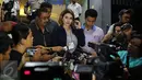 Aktris Nikita Mirzani memberi keterangan kepada wartawan usai buat laporan di SPK Polda Metro Jaya, Jakarta, Sabtu (29/10). Nikita Mirzani melaporkan Julia Perez atas dugaan pencemaran nama baik melalui sosial media. (Liputan6.com/Herman Zakharia)