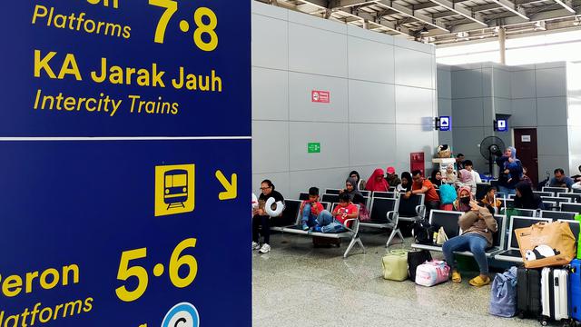 Kereta Jarak Jauh di Stasiun Jatinegara