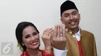 Komedian Chika Waode resmi dinikahi sang kekasih, Ajie Pujien di Kantor Urusan Agama (KUA) Gambir, Jakarta, Rabu (11/5). Chika dan Ajie mengikat janji suci pernikahan dengan mas kawin seperangkat alat sholat dan 20 boga. (Liputan6.com/Herman Zakharia)