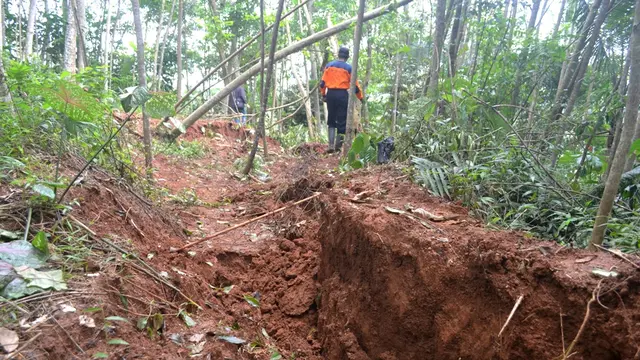 Retakan sepanjang 400 meter masih menghantui warga Dusun Jatiluhur Kecamatan Majenang, Cilacap. (Foto: Liputan6.com/Muhamad Ridlo)