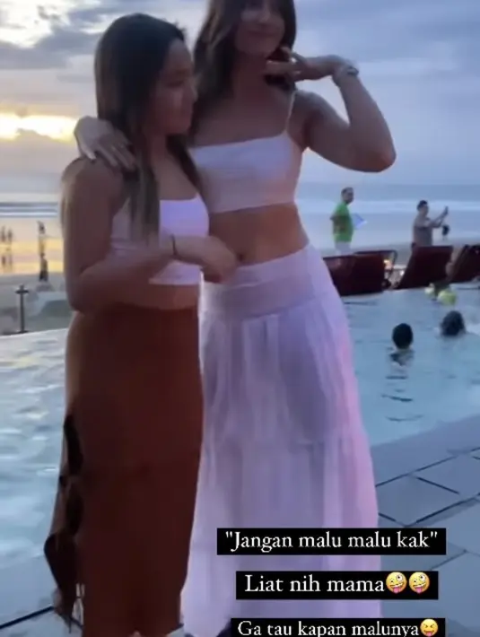 Keduanya semakin kompak mengenakan bawahan long skirt. Bedanya Nia dengan warna putih, sedangkan sang putri skirt warna cokelat. Credit: Instagram (@ramadhaniabakrie)