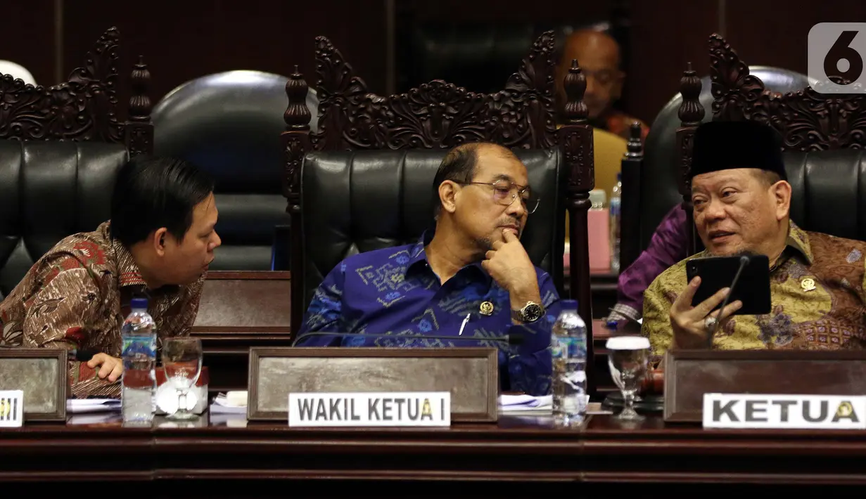 Ketua DPD La Nyalla Mahmud Mattalitti ( kanan) bersama wakil ketua DPD Nono Sampono (tengah) dan Sultan Bachtiar Najamudi (kiri) saat memimpin jalannya rapat paripurna di Gedung Nusantara, kompleks MPR/DPR, Senayan, Jakarta, Rabu (2/10/2019). (Liputan6.com/Johan Tallo)