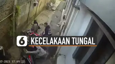 Terekam kamera cctv dua pengendara motor alami kecelakaan tunggal saat di jalan kecil.