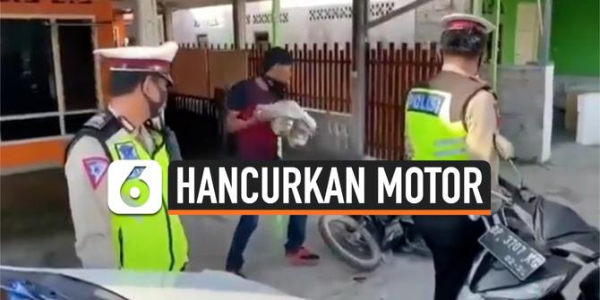 VIDEO: Kena Razia Polisi, Pria Emosi Hancurkan Motor Pakai Batu