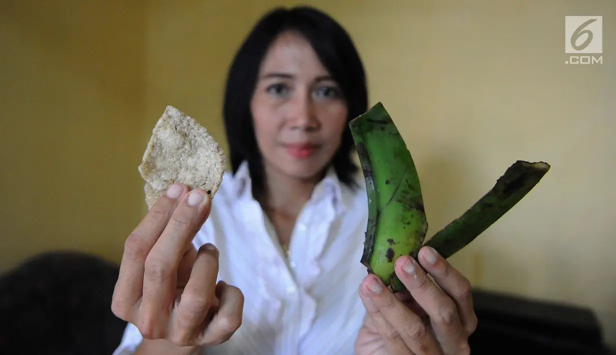 Vipo Andrijani menunjukkan hasil kerupuk kulit pisang di  Industri rumahan kawasan Depok, Senin (4/3). Kerupuk kulit pisang dijual Rp 10.000 per kantong berukuran 100g yang di pasarkan ke wilayah Indonesia serta supermarket. (Liputan6.com/Herman Zakharia)