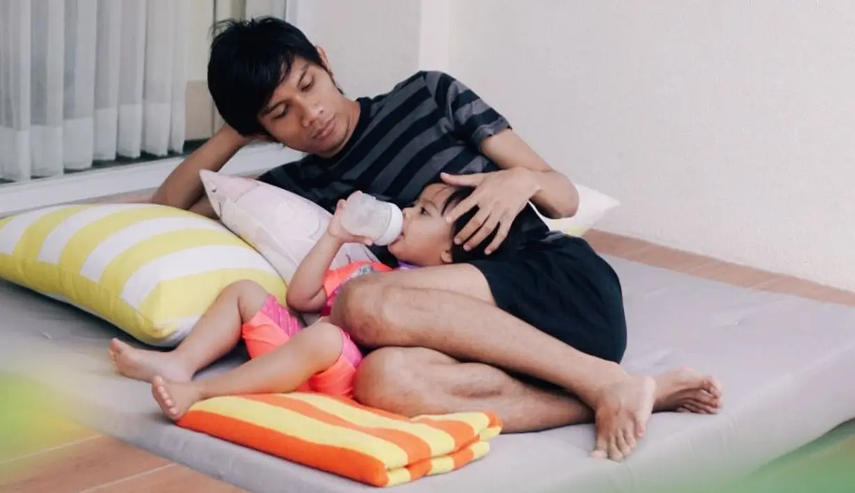 Ada juga di mana, Tria terlihat menemani anaknya yang sedang menikmati sebotol susu. (Foto: instagram.com/dhaturembulan)