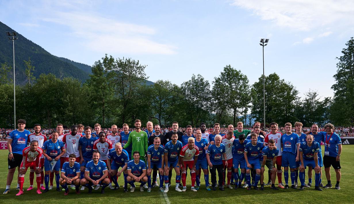 Pemain Bayern Munchen dan FC Rottach-Egern berfoto bersama sebelum dimulainya pertandingan pramusim, Rabu (19/7/2023) WIB. Bayern Munchen menang telak 27-0 saat melawan tim divisi kesembilan Liga Jerman tersebut. (Dok. Bayern Munchen)