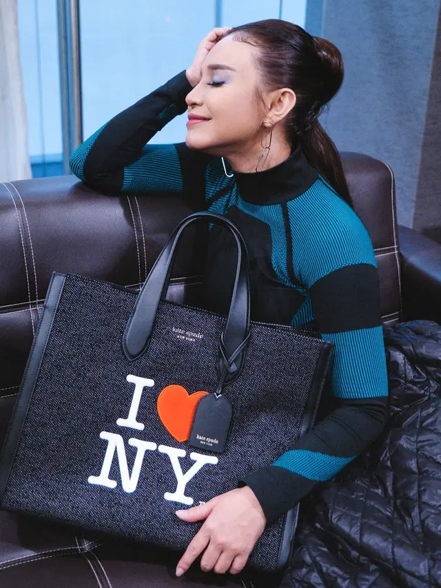 6 OOTD Rossa dengan Sejumlah Tas Mahal, Berapa Harganya?