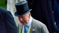 Raja Charles III saat menghadiri Royal Ascot. (Dok: BENJAMIN CREMEL / AFP)