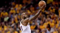 LeBron James #23 melakukan tembakan saat melawan Toronto Raptors pada game kedua Final wilayah Timur NBA Playoffs di  Quicken Loans Arena. Jumat (20/5/2016). Cavs menang 108-89. (Mandatory: Ken Blaze/USA Today Sports)