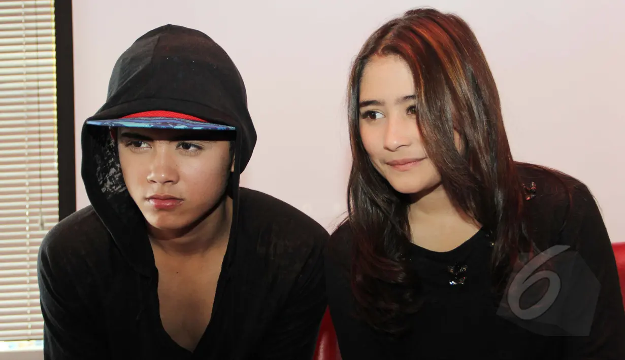 Meski terlihat dekat, Aliando Syarief dan Prilly Latuconsina mengaku tidak berpacaran saat menghadiri launching sebuah aplikasi di kawasan Cilandak, Jakarta, Kamis (12/3/2015).(Liputan6.com/Helmi Afandi)