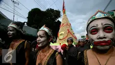 Sejumlah pria berdandan ala tokoh Punakawan saat mengawal gunungan bakpia di Jl. KS Tubun, Yogyakarta, Minggu (18/9). Kelurahan Ngampilan Yogyakarta akan membagikan secara gratis puluhan ribu bakpia pada kegiatan Merti Bakpia. (Liputan6.com/ Boy Harjanto)