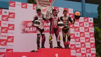 Pembalap Honda Kawahara, Yoga Adi (tengah), diapit Anggi Permana (kiri), dan Reza Hanum di podium kelas 150cc 4 Langkah Standar Seeded Honda Dream Cup 2018, Yogyakarta, Minggu (21/10/2018). (Bola.com/Muhammad Ivan Rida)