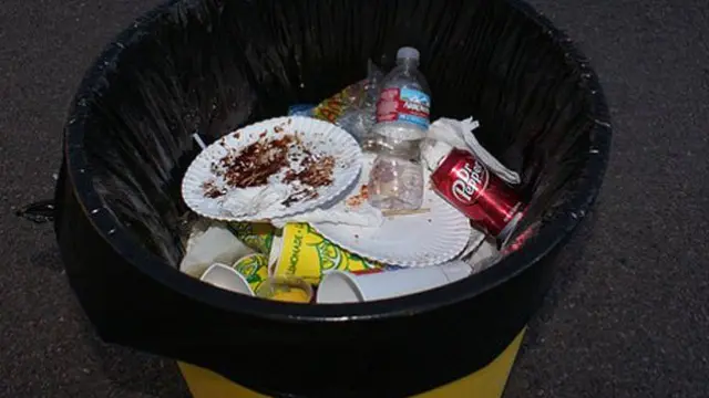 Tiket lotre dibuang ke tempat sampah 3