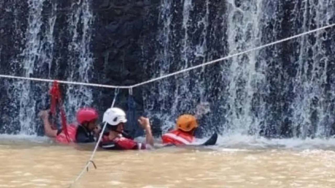 Tim SAR gabungan Kabupaten Cianjur menemukan jasad M (9), bocah laki-laki yang dilaporkan hanyut terbawa arus Sungai Ciharashas, Desa Ciharashas, Kecamatan Cilaku, Cianjur, Jawa Barat.