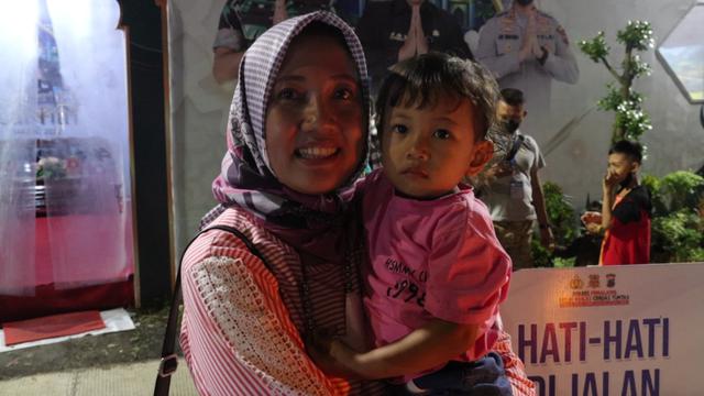 Pemudik yang membawa anak balita diantar polisi dengan mobil patroli hingga rumahnya di Ulujami, Pemalang. (Foto: Liputan6.com/Polres Pemalang)