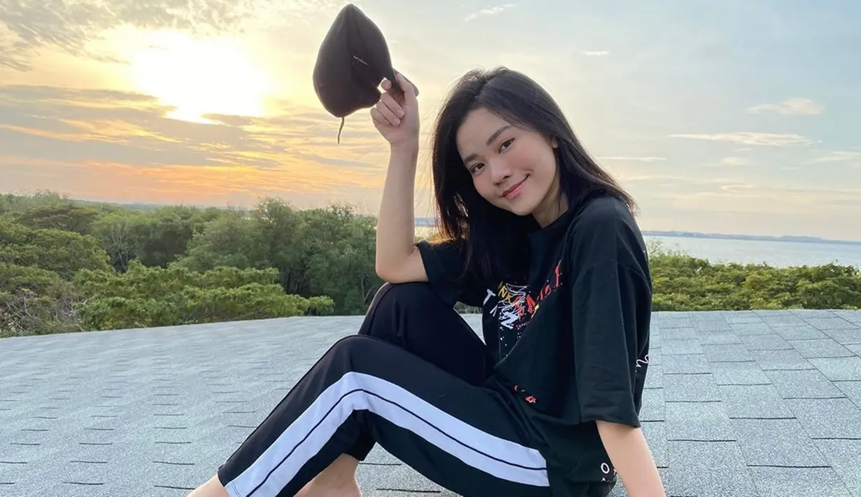 Di kesehariannya, dara 23 tahun itu terlihat makin menawan tanpa makeup. Aura kecantikan YouTuber Jessica Jane saat tampil tanpa makeup pun selalu terpancarkan. (Liputan6.com/IG/@jessicajane99)