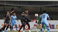 Bek Madura United, Jaimerson Xavier (tengah) menghalau bola saat menghadapi Persela Lamongan dalam laga matchday ke-3 Grup C Piala Menpora 2021 di Stadion Si Jalak Harupat, Bandung, Kamis (1/4/2021). Madura United bermain imbang 1-1 dengan Persela Lamonga