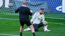 Kiper PSG, Gianluigi Donnarumma, berusaha menghalau bola saat sesi latihan jelang laga melawan Inter Milan pada partai final Liga Champions di Stadion di Allianz Arena, Munchen. (AP Photo/Martin Meissner)