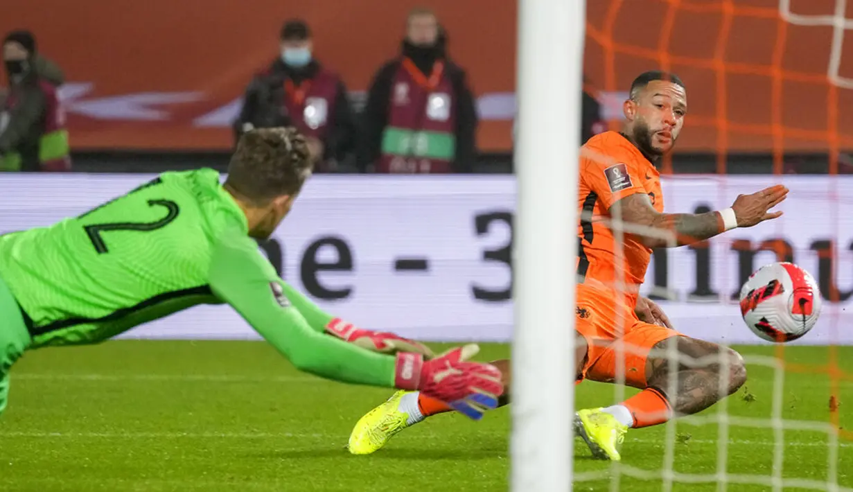 Pemai Belanda Memphis Depay (kanan) mencetak gol ke gawang Norwegia pada pertandingan sepak bola kualifikasi Grup G Piala Dunia 2022 di Stadion De Kuip, Rotterdam, Belanda, 16 November 2021. Belanda menang 2-0. (AP Photo/Peter Dejong)