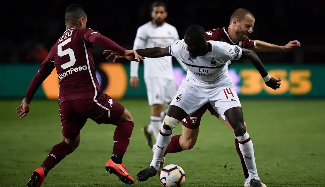 Aksi gelandang AC Milan, Tiemoue Bakayoko pada laga lanjutan Serie A yang berlangsung di Stadion Turin, Torino, Senin (30/4). AC Milan kalah 0-2 kontra Torino. (AFP/Marco Bertorello)