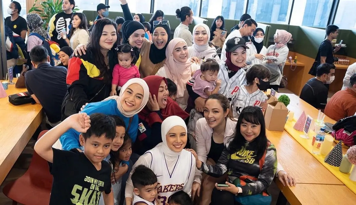 Selain nama-nama diatas, berikut beberapa teman selebriti yang hadir dalam perayaan ultah Kalundra ke-4. Ncyta Gina bersama suami dan dua anaknya, Wulan Guritno, Ryana Dea bersama suami dan anak, Alice Norin, Melanie Ricardo, Asri Welas, Dhena Devanka mantan istri Jonathan Frizzy, Gadis Sadiqah, Ratu Anandita, Augie Fantinus, Chintya Lamusu dan masih banyak lagi. [Instagram/tya_ariestya]