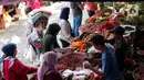 Pembeli memilih bahan makanan di pasar di kawasan Jakarta, Senin (3/7/2023). (Liputan6.com/Angga Yuniar)