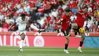 Pemain Real Madrid, Aurelien Tchouameni, melepaskan tendangan keras yang sukses bersarang di gawang Real Mallorca pada laga Liga Spanyol di Stadion Son Moix, Sabtu (13/4/2024). Los Blancos menang dengan skor 1-0. (AFP/Jaime Reina)