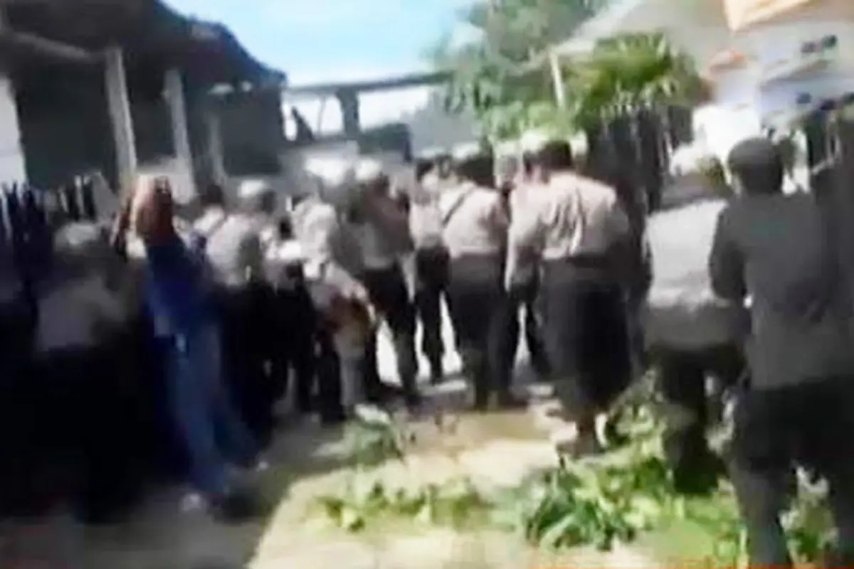 VIDEO: Tolak Rumahnya Dieksekusi, Pemilik Lempar Bom Molotov 
