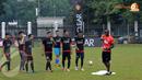 Dalam training yang digelar di Lapangan C Senayan, Jakarta hadir legenda Manchester United Dwight Yorke untuk melatih peserta (Liputan6.com/Helmi Fithriansyah). 