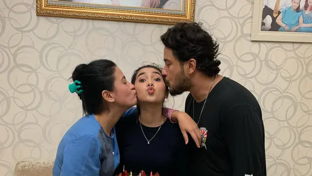 6 Potret Kedekatan Raya Kitty dengan Fathir Muchtar dan Fera Feriska, Harmonis