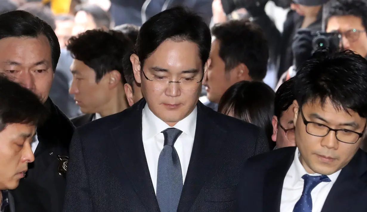 Petinggi Samsung, Lee Jae-yong dituduh memberikan sumbangan untuk yayasan non-profit yang dioperasikan oleh Choi Soon-sil, teman dari Presiden Park, Seoul, Kamis (16/2). (AFP PHOTO / Yonhap)