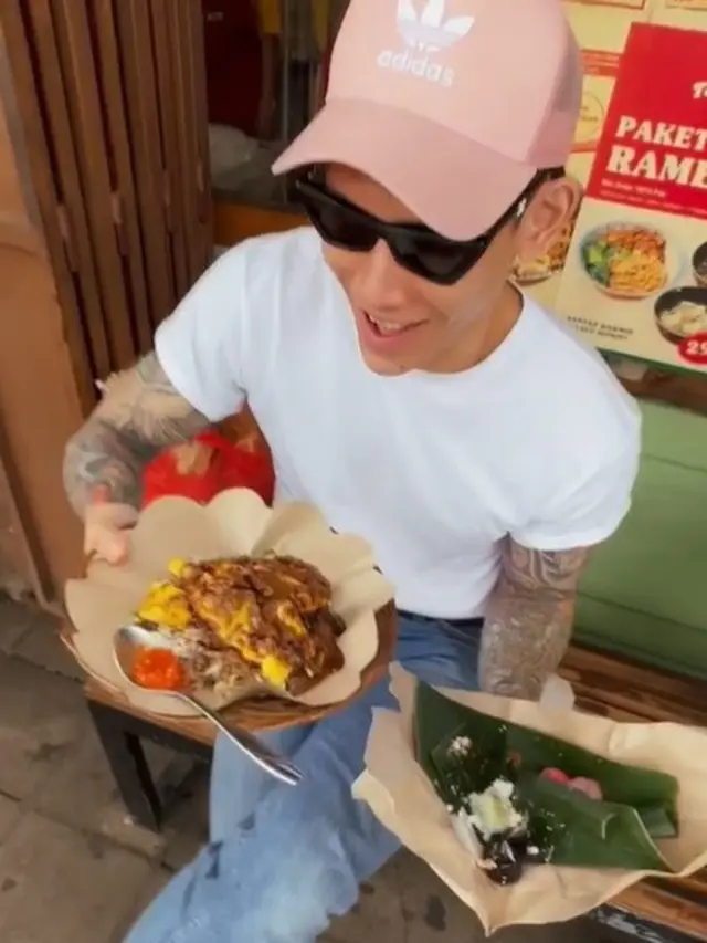 Ganindra Bimo dan Andrea Dian jajal makanan khas Bandung (Instagram/andreadianbimo)