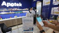 Peserta Garda Medika melakukan proses Cashless dengan menunjukan e-card Garda Mobile Medcare, di Kimia Farma Apotek, Jakarta. (Liputan6.com)