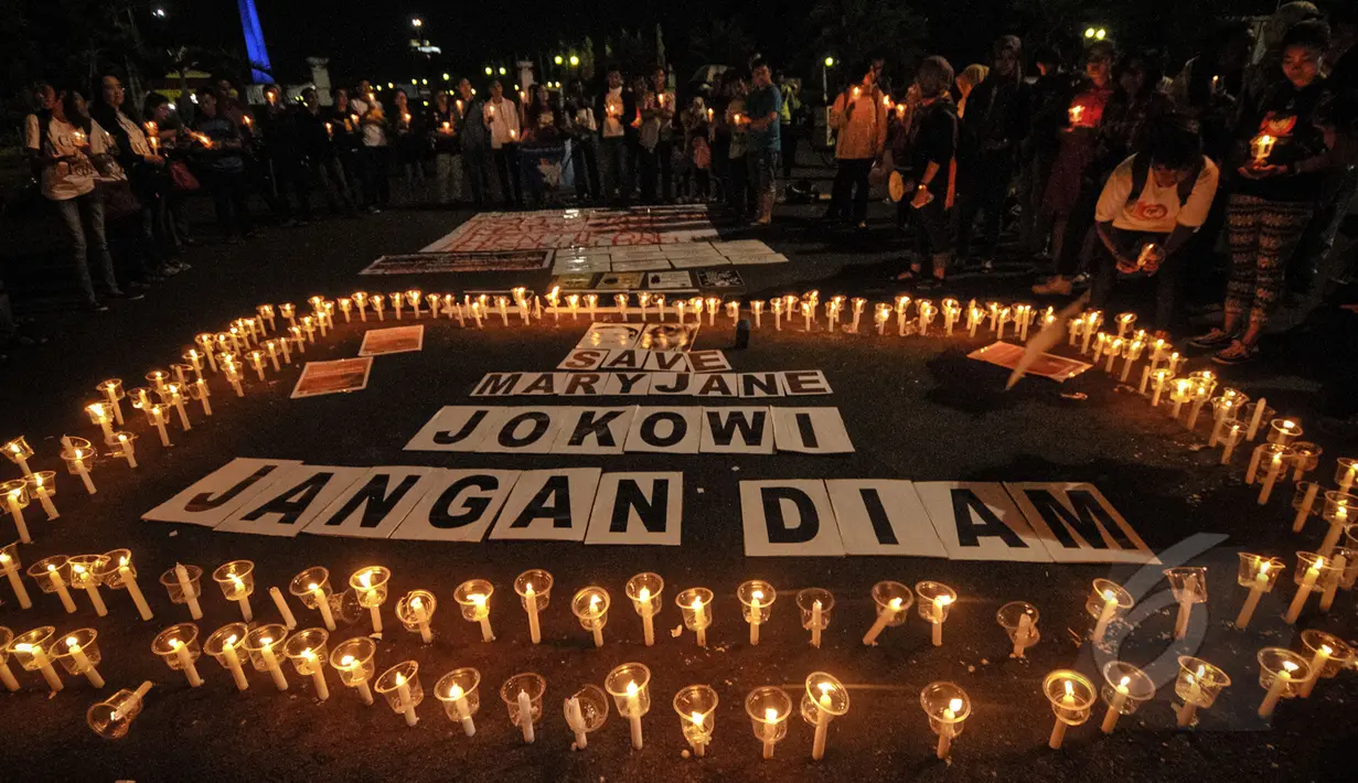Aktivis yang tergabung dalam Buruh Migran menggelar aksi seribu lilin di depan Istana Merdeka, Jakarta, Minggu (26/4/2015). Aksi tersebut meminta eksekusi atas Mary Jane dibatalkan. (Liputan6.com/Faial Fanani)