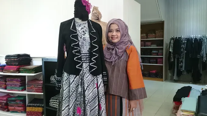Tuty Adib dan salah satu gaun rancangannya