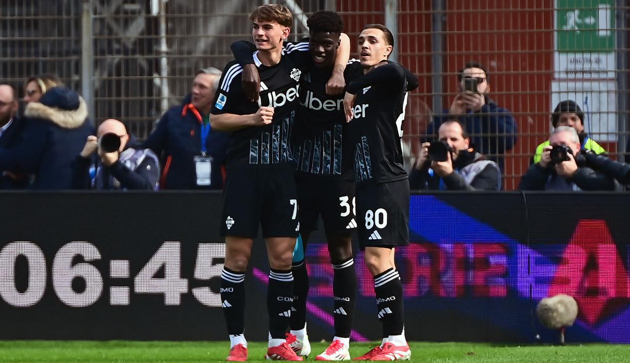 Pemain Como merayakan gol yang dicetak Assane Diao (tengah) dalam laga lanjutan Liga Italia 2024/2025 melawan Napoli di Giuseppe-Sinigaglia Stadium, Como, Italia, Minggu (23/02/2025) waktu setempat. (AFP/Piero Cruciatti)