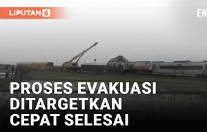 Satu Persatu Gerbong Rangkaian Kereta Tabrakan Dievakuasi dan Diangkat Menggunakan Alat Berat