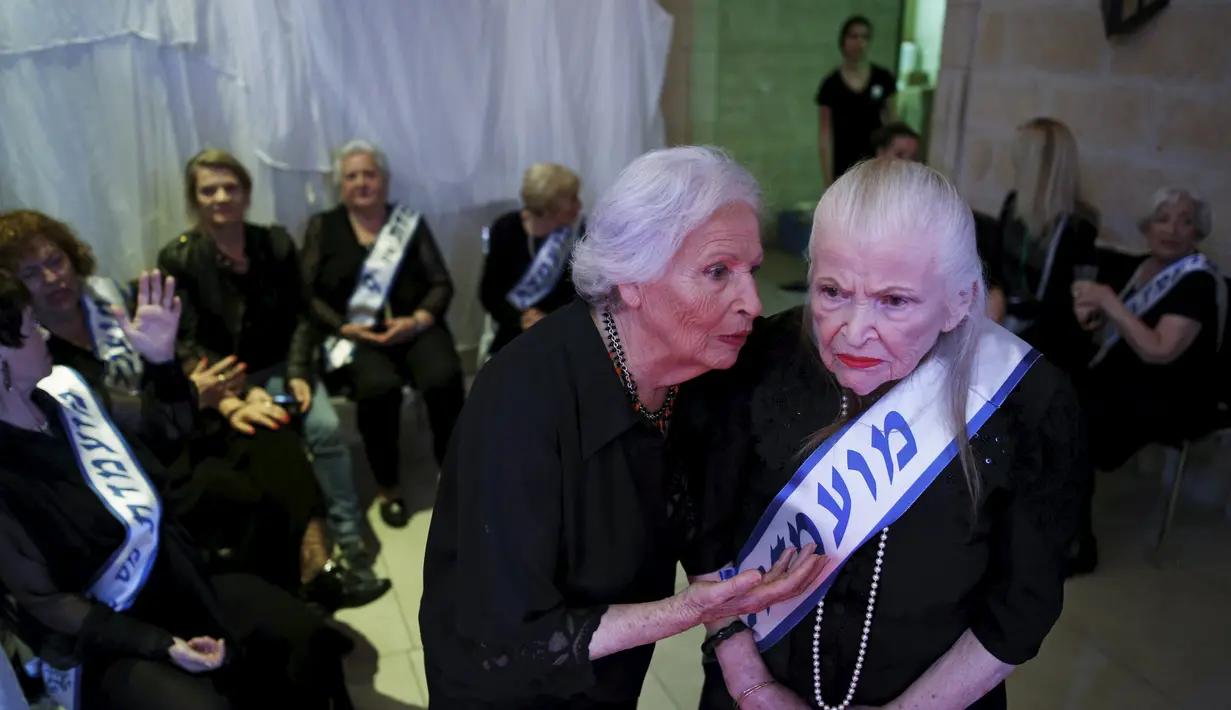 Peserta terlihat di belakang panggung sebelum mengikuti kontes Miss Holocaust Survivor di Israel, Selasa (24/11). 13 wanita lansia mengikuti kontes kecantikan tahun ketiga yang diperuntukkan bagi korban selamat genosida Nazi. (REUTERS/Amir Cohen)