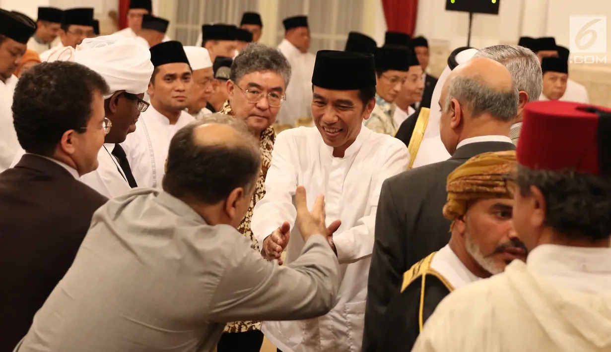 Presiden Jokowi bersalaman dengan tamu yang hadir saat menghadiri peringatan Nuzulul Quran 1438 Hijriah di Istana Negara, Jakarta, Senin (12/6). (Liputan6.com/Angga Yuniar)