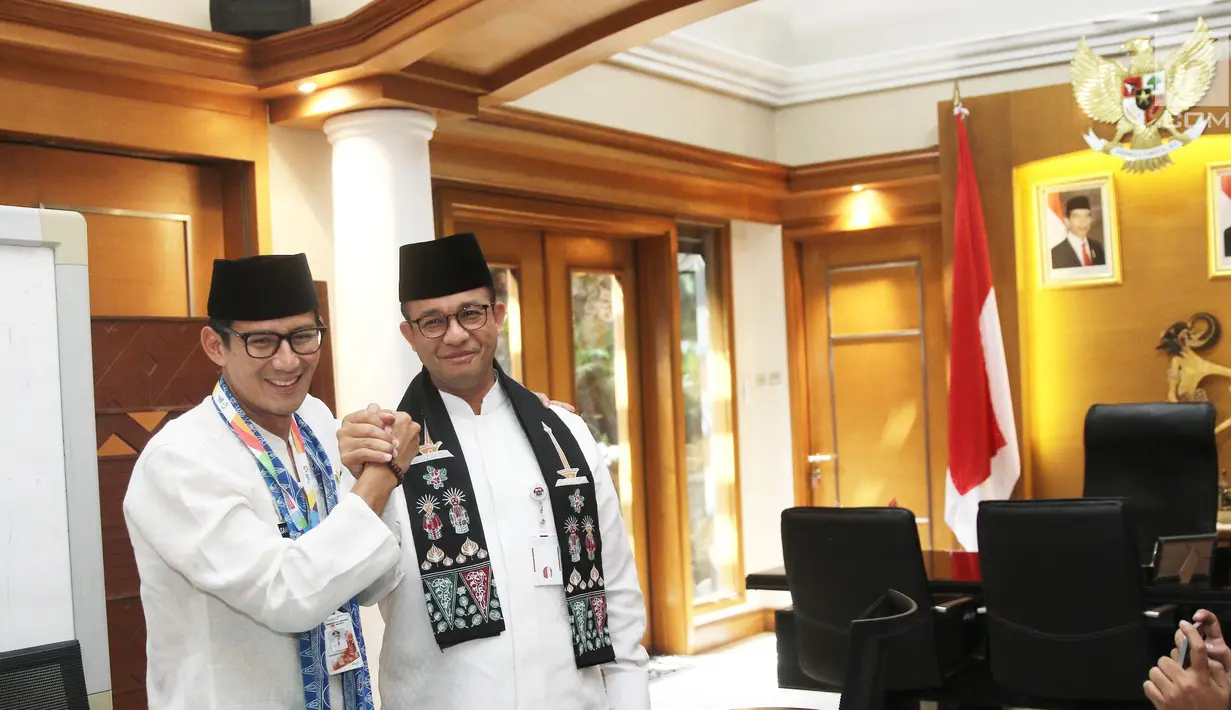 Gubernur dan Wakil Gubernur DKI Jakarta, Anies Baswedan dan Sandiaga Uno melakukan salam komando saat berpamitan di Balai Kota, Jumat (10/8). Untuk diketahui, Sandiaga memutuskan untuk menjadi Cawapres Prabowo Subianto. (Liputan6.com/Herman Zakharia)