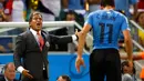 Kosta Rika unggul 3-1 atas Uruguay di babak penyisihan Piala Dunia 2014 Grup D di Estadio Castelo, Fortaleza, Brasil, (15/6/2014). Tampak pelatih Uruguay, Oscar Tabarez (kiri) sedang memberikan arahan pada para pemainnya. (REUTERS/Marcelo Del Pozo)