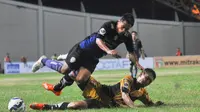 Striker Arema Cronus, Samsul Arif ditekel pemain Mitra Kukar pada leg pertama babak semifinal Piala Jenderal Sudirman di Stadion Aji Imbut, Tenggarong, Sabtu (9/1/2015). Kedua tim bermain imbang 0-0 pada 45 menit pertama. (Bola.com/Kevin Setiawan)