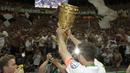 Pemain Eintracht Frankurt melakukan selebrasi usai menjuarai DFB Pokal dengan mengalahkan Bayern Munchen di Stadion Olympiastadion Berlin, Minggu (20/5/2018). Eintracht Frankurt menang 3-1 atas Bayern Munchen. (AP/Michael Sohn)