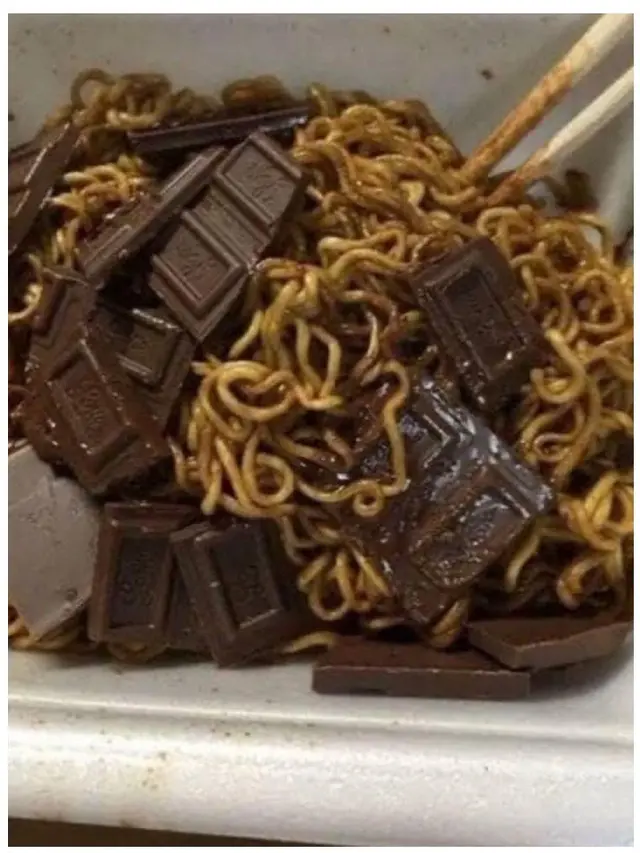7 Cara Nyeleneh Makan Mi Goreng Ala Netizen Ini Bikin Geleng Kepala
