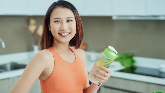 perempuan minum air jeruk nipis